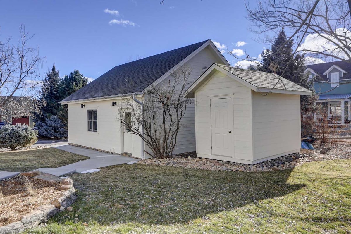 detached garage